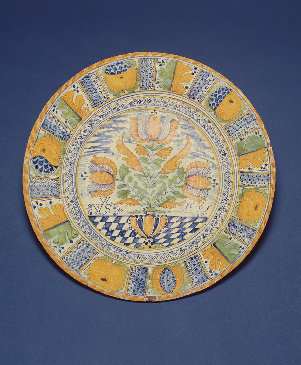Tulip Charger, 1661 (cínově glazovaná kamenina) od English School