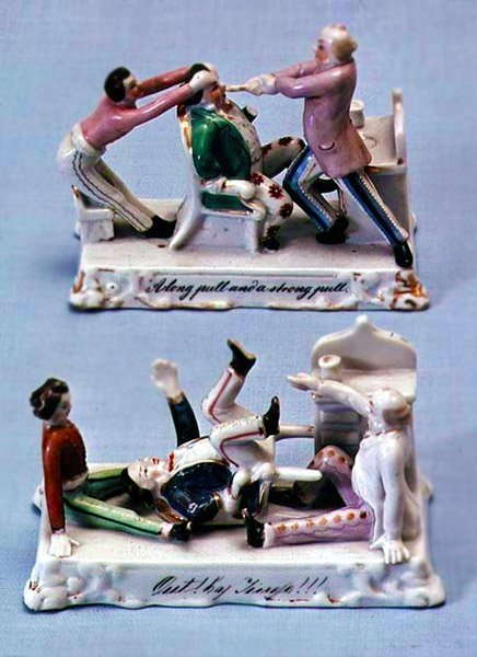 Dva porcelánové kryty: Dlouhý tah a silný tah a ven! Jingo!!!, cca 1875-90 od English School