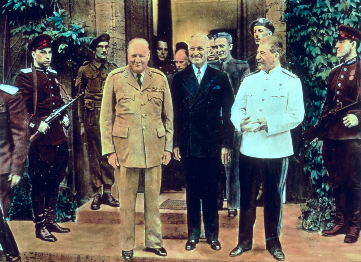 Winston Churchill (1874-1965) prezident Truman (1884-1972) a Joseph Stalin (1879-1953) na Postupimské konferenci, červenec 1945 (barevné foto) od English School