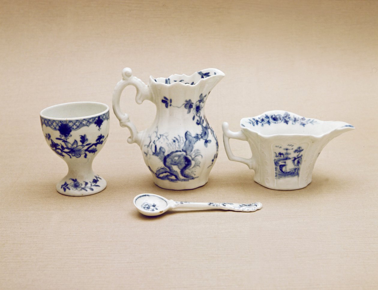 Lodička na worcesterskou smetanu, džbán na smetanu, lžička na hořčici a pohár na vejce, konec 18. století (porcelán) od English School