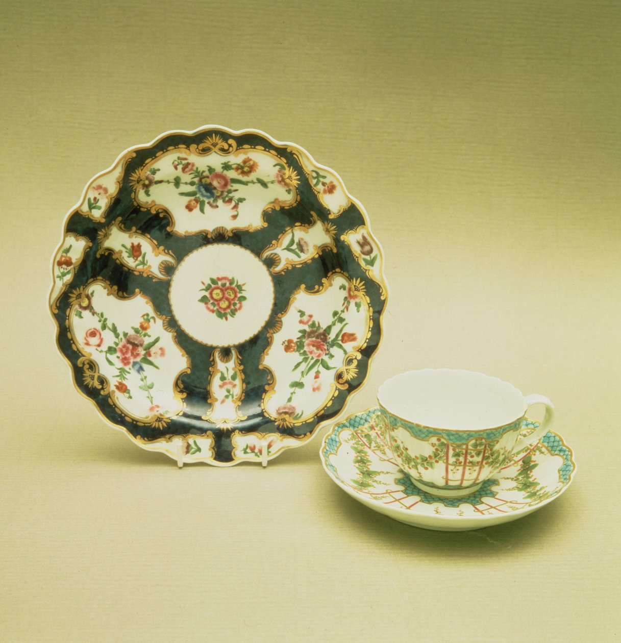 Worcesterský porcelánový talíř se šupinovým modrým zdobením, 1768; šálek a podšálek s ozdobou z chmelové mřížoviny, cca 1770 (porcelán) od English School