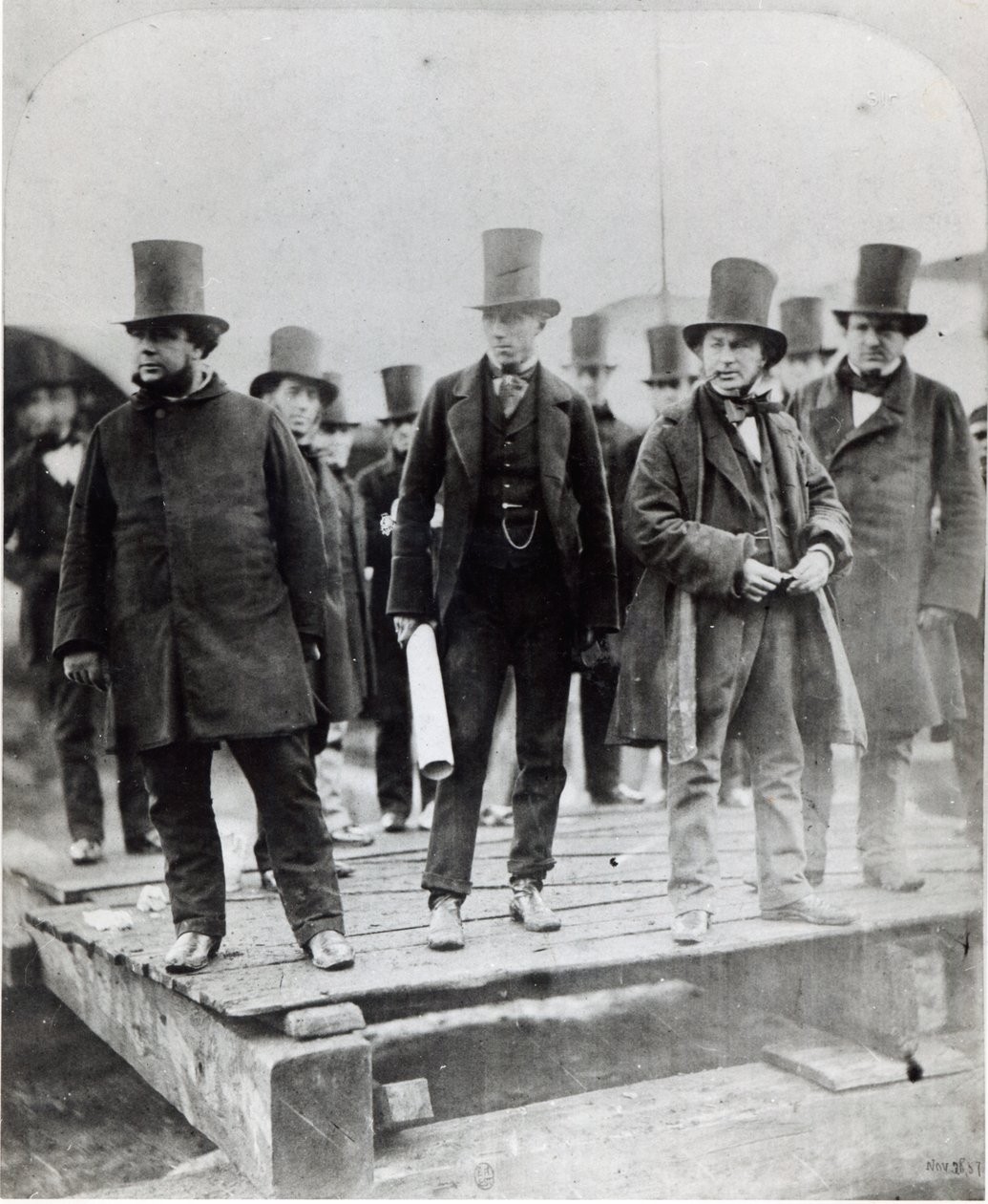(zleva doprava) John Scott Russell, Henry Wakefield, Isambard Kingdom Brunel a Lord Derby při zahájení SS Great Eastern od English Photographer