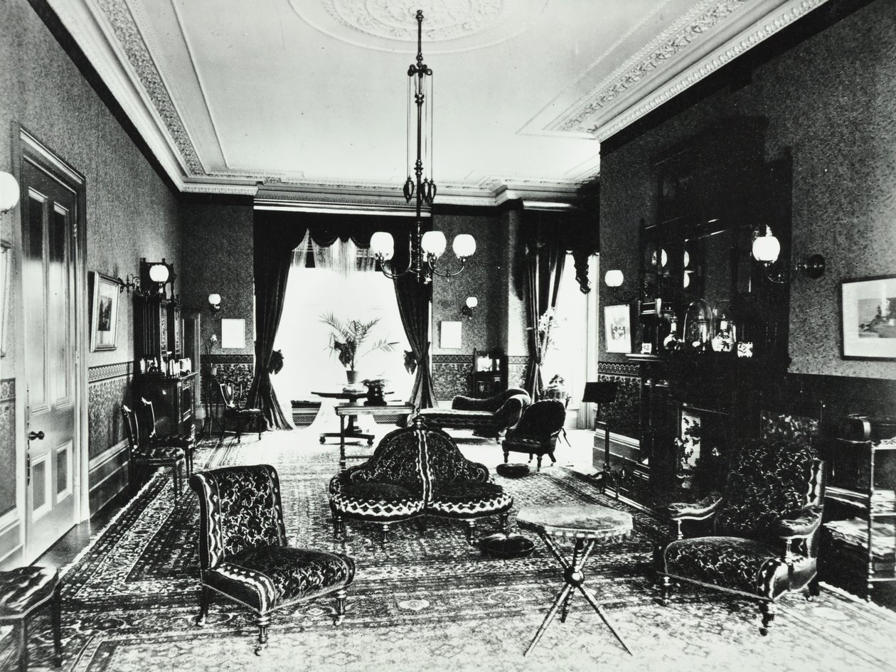 18 Addison Road: salon, 1890 od English Photographer