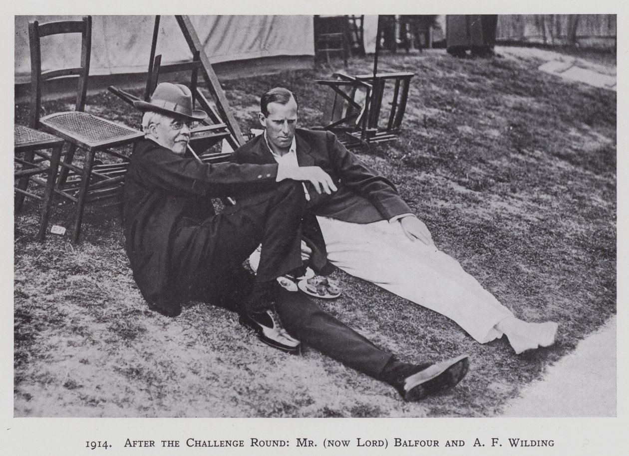 1914, Po závodě Challenge Round, pan (nyní lord) Balfour a A F Wilding (čb fotografie) od English Photographer