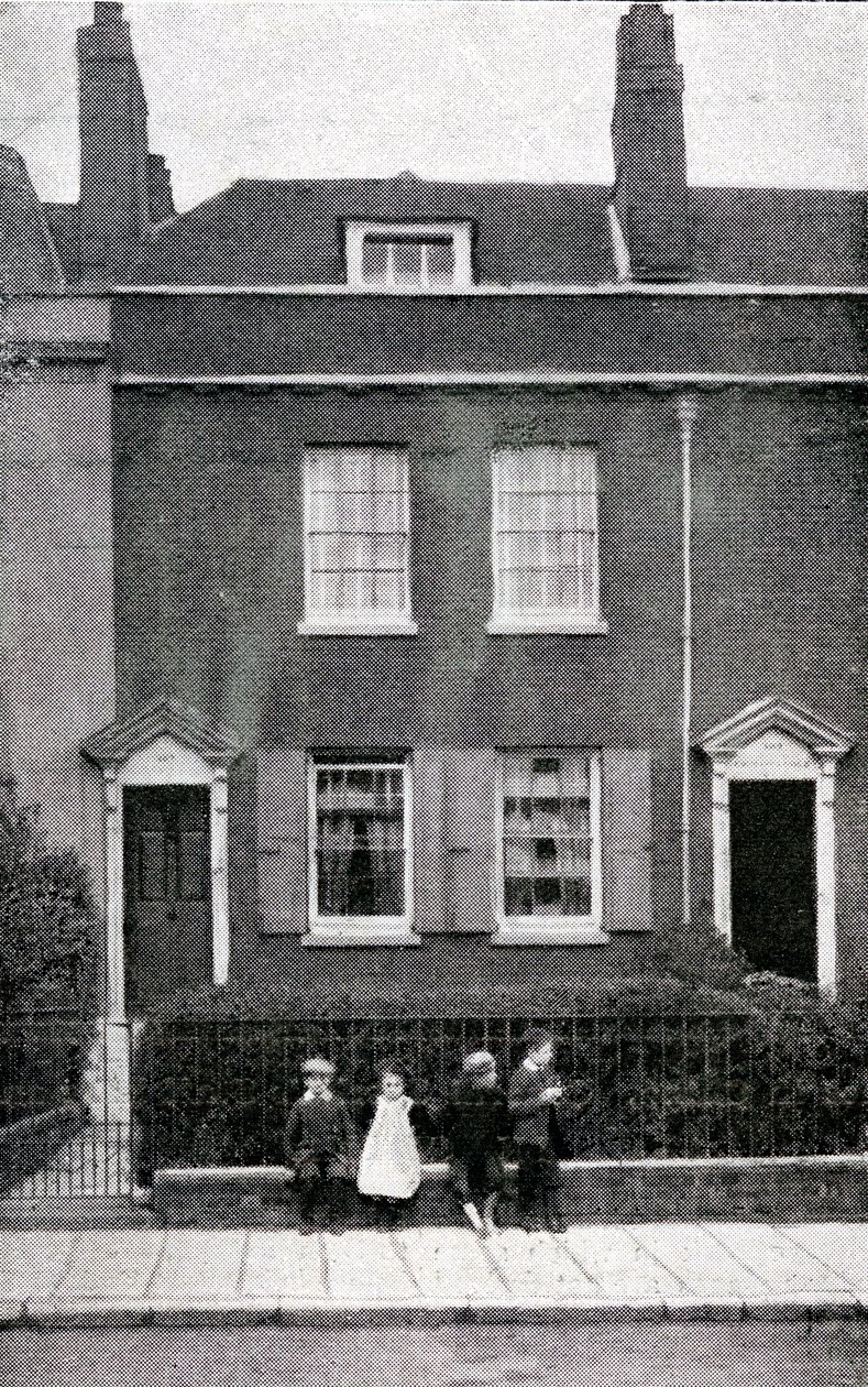 387, Commercial Road, Portsmouth, Hampshire, rodiště Charlese Dickense dne 7. února 1812, kolem roku 1900 od English Photographer
