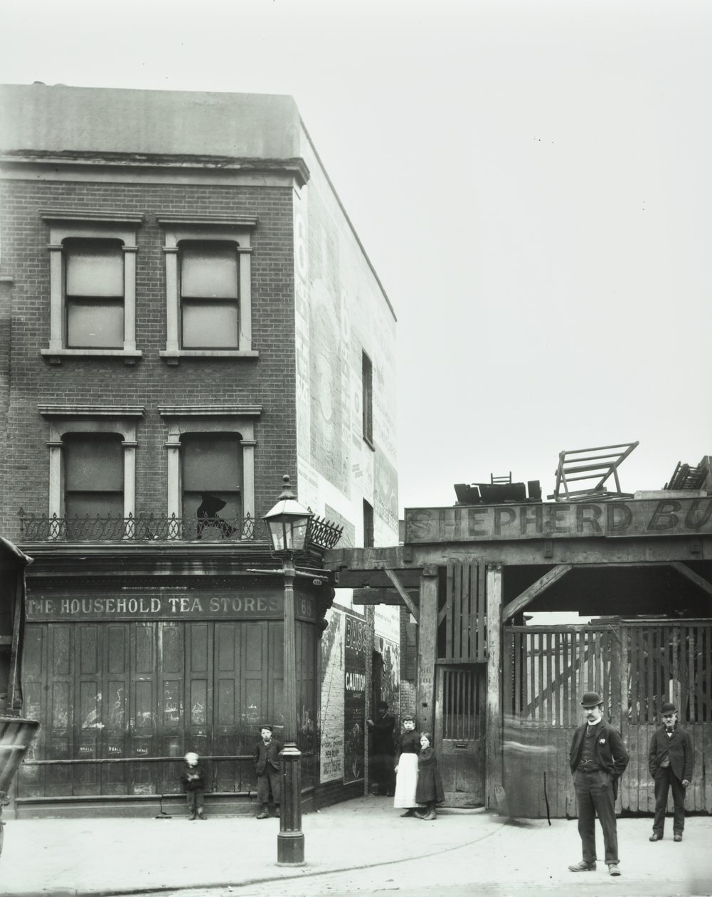 68 Bermondsey New Road: přední elevace, Londýn, 1898 od English Photographer