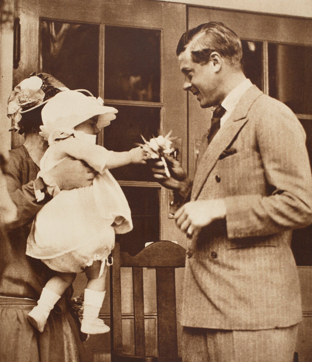 Dítě podává králi Edwardu VIII kytici v Enham Village Centre, 1926 od English Photographer