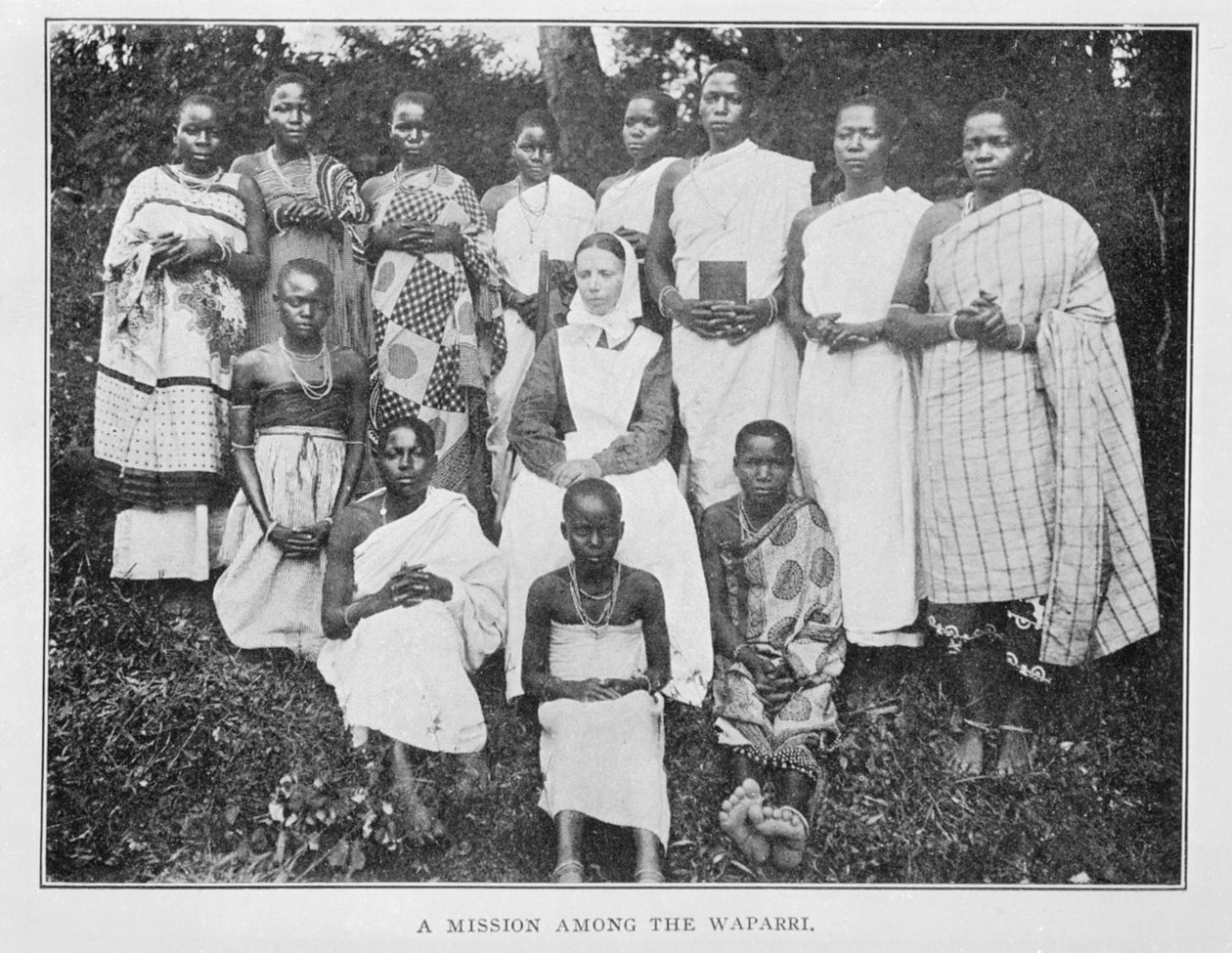 Mise mezi Waparri, z In Wildest Africa: Záznam o lovecké a průzkumné cestě přes Ugandu, Victoria Nyanza, region Kilimandžáro a Britskou východní Afriku, Peter MacQueen, 1910 od English Photographer