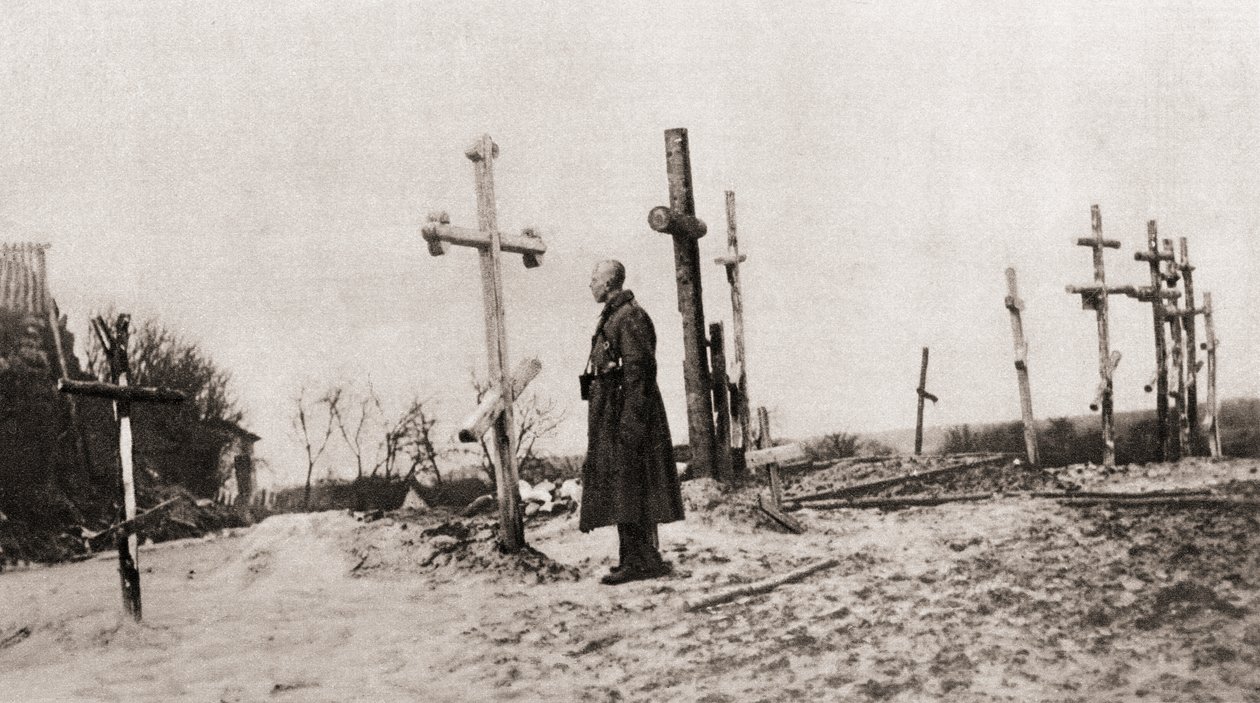 Ruský voják u hrobu spolubojovníka během první světové války, z The Illustrated War News, 1915 od English Photographer