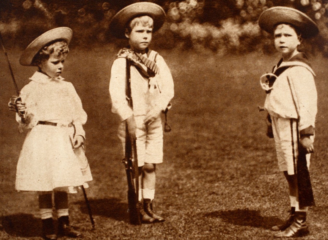 Mladý král Edward VIII. vrtající své sourozence, vévoda z Yorku a princezna Royal, kolem roku 1899 od English Photographer