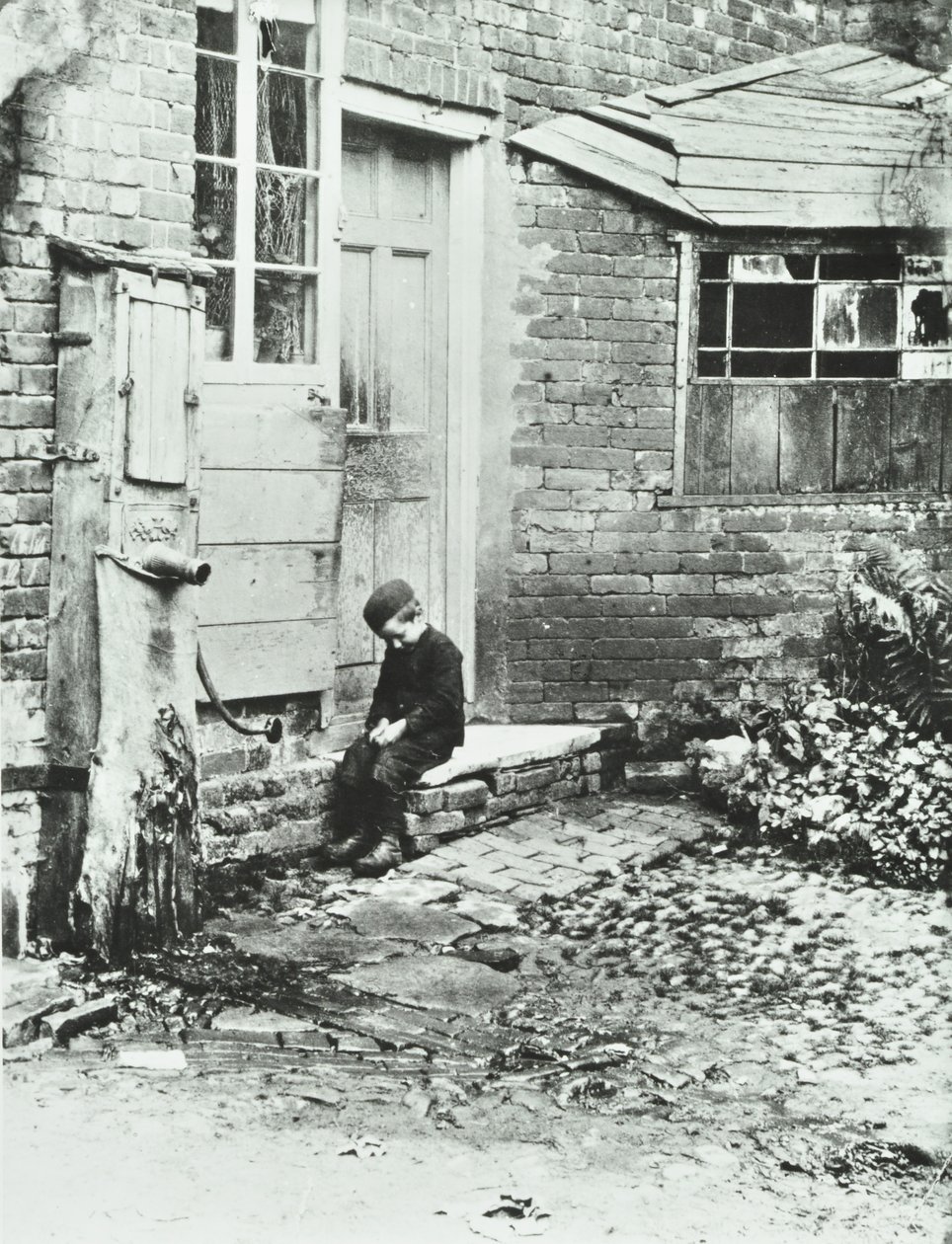 Chlapec ve Frogmore, Londýn, 1888 od English Photographer