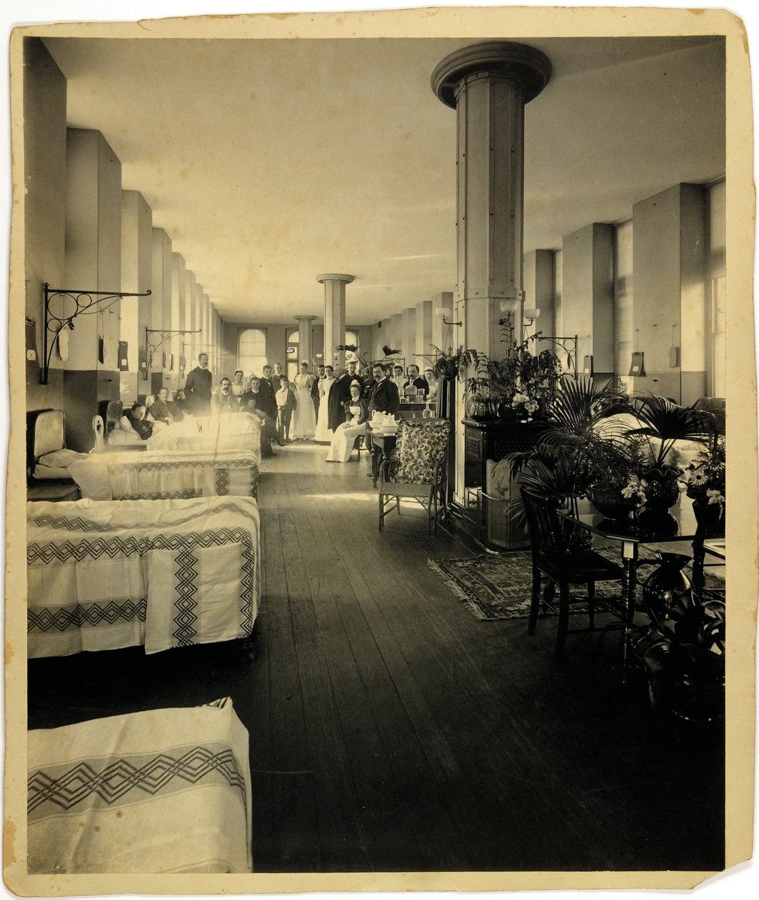 Dětské oddělení v nemocnici St. Thomas Hospital, Londýn, kolem roku 1900 od English Photographer
