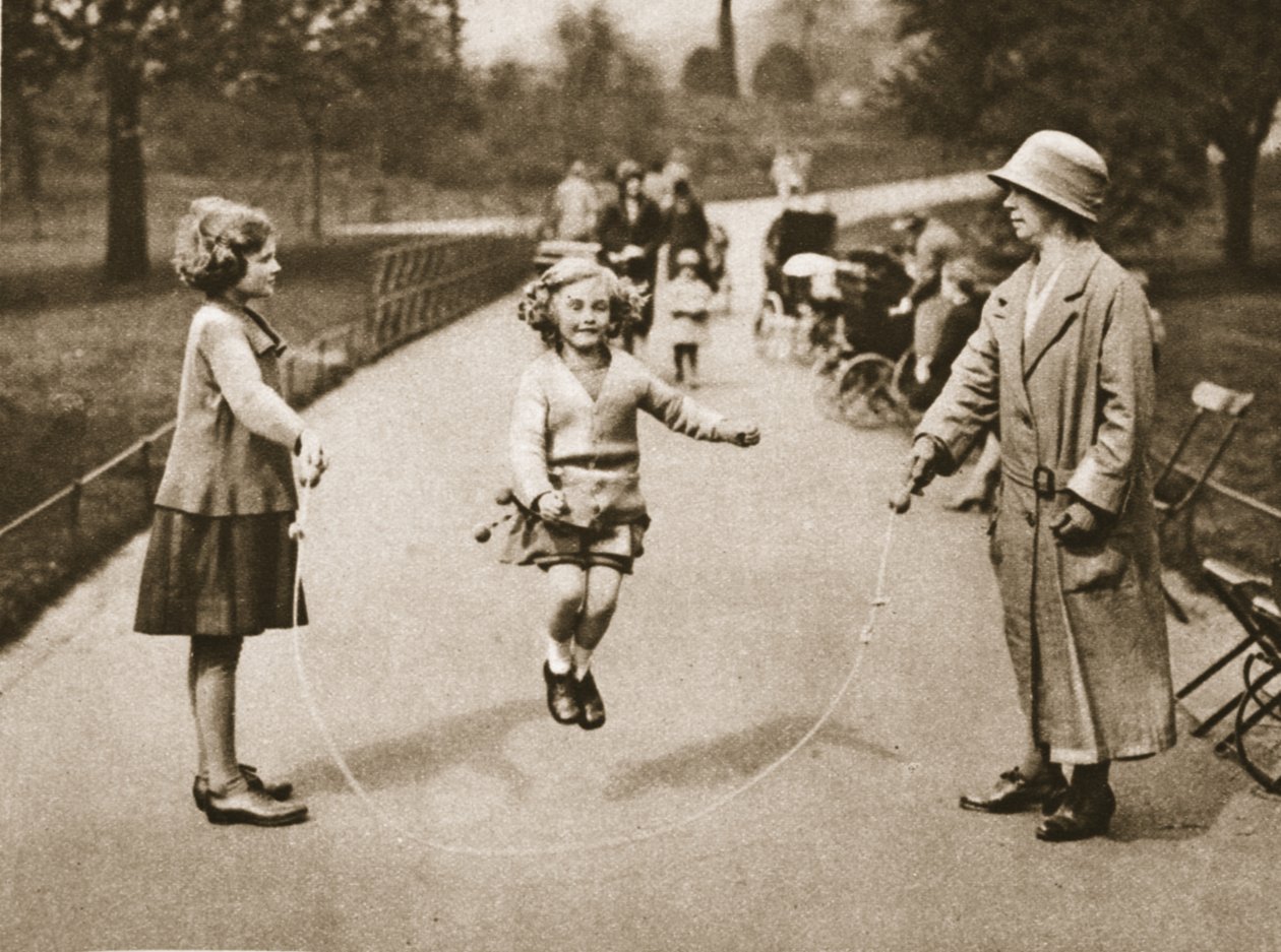 Dívka přeskakující v Hyde Parku nebo Kensington Gardens, z nádherného Londýna, vydáno 1926-27 (hlubotisk) od English Photographer
