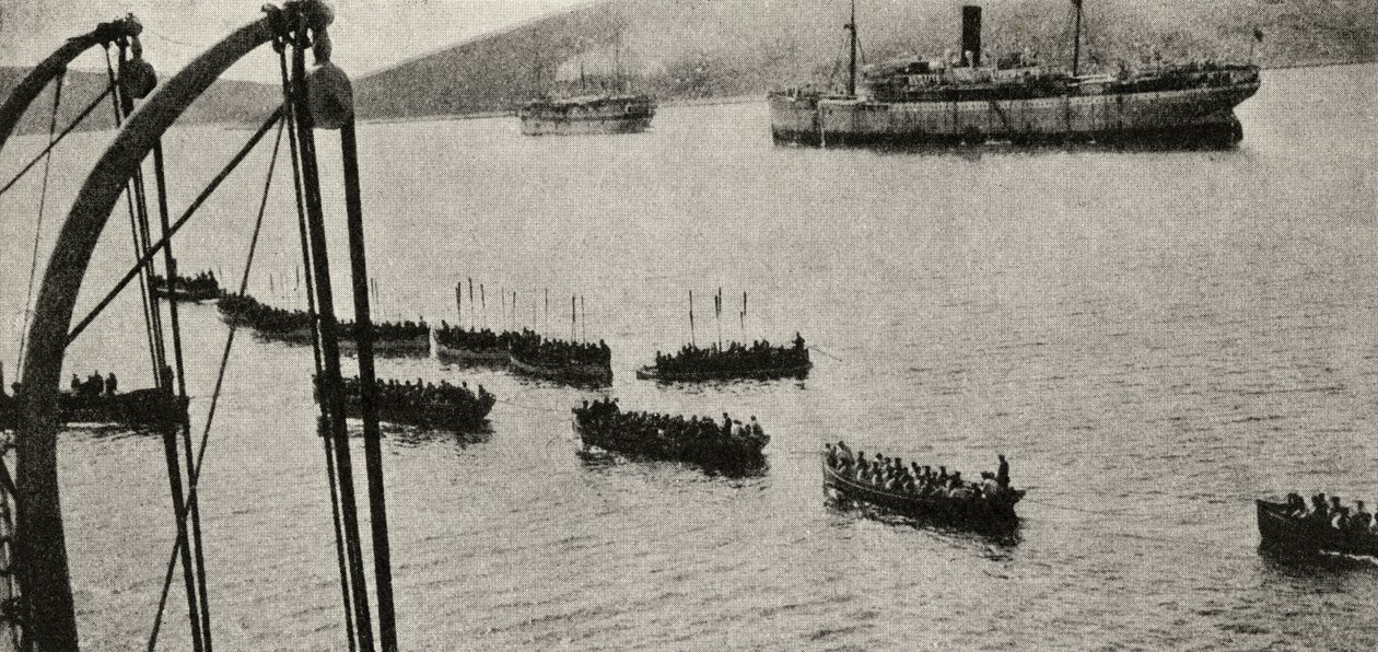 Vyloďovací jednotka opouštějící transporty na břeh během tažení na Gallipoli, z „Velké války: Historie“, svazek III, 1916 od English Photographer