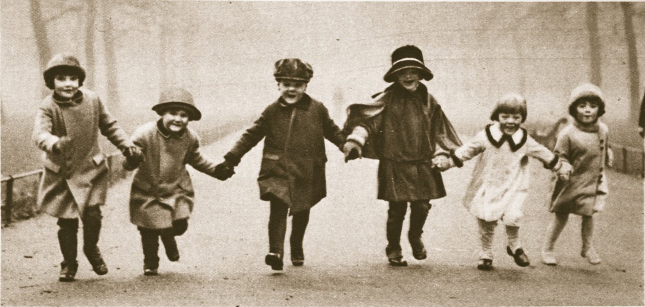 Řada dobře oblečených dětí běžících v Hyde Parku z Wonderful London, publikovaná 1926-27 (hlubotisk) od English Photographer