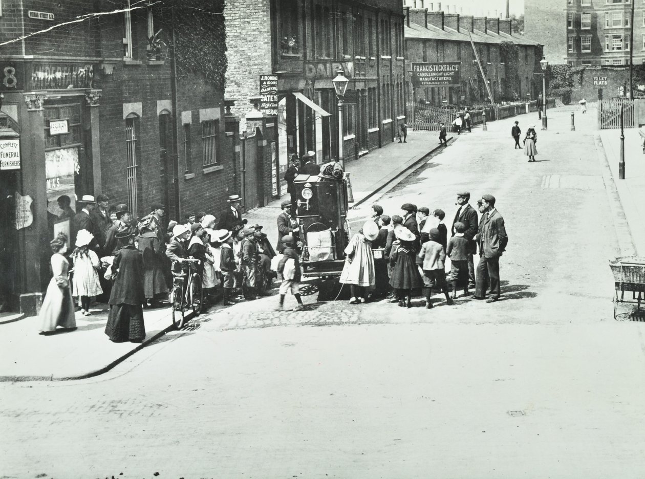 Pouliční varhaník v Putney, Londýn, 1886 od English Photographer