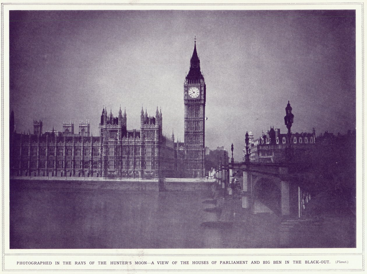 Pohled na budovy parlamentu a Big Ben v paprscích měsíce lovců, během výpadku proudu, z The Illustrated War News, publikovaných 8. listopadu 1939 od English Photographer