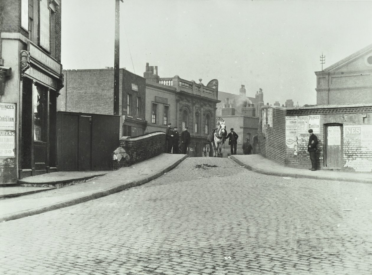 Bílý kůň cestuje po Rhodeswell Road směrem k Old Victory Bridge, 1895 od English Photographer