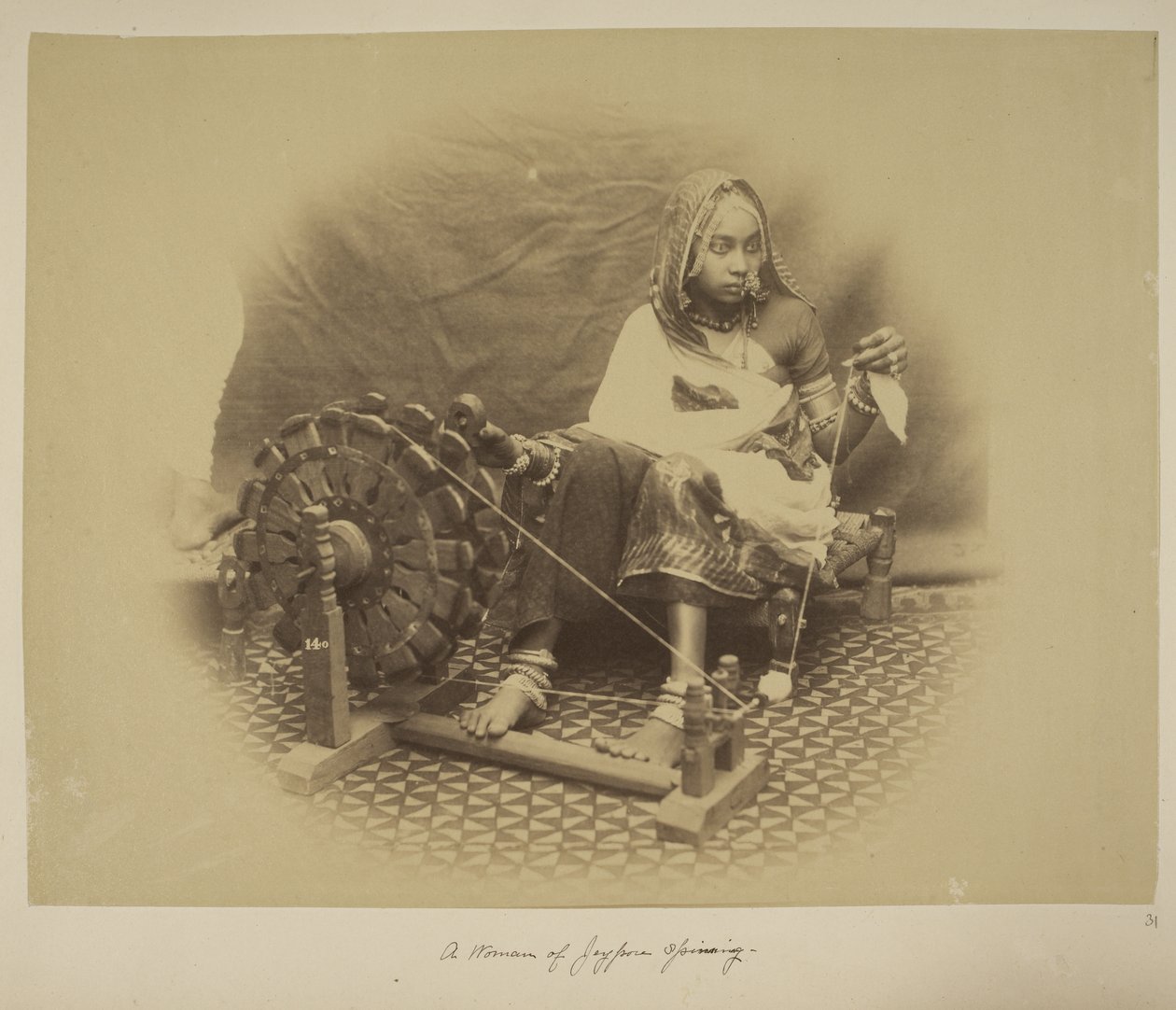 Točící se žena z Jeypore, kolem roku 1890 (černobílá fotografie) od English Photographer