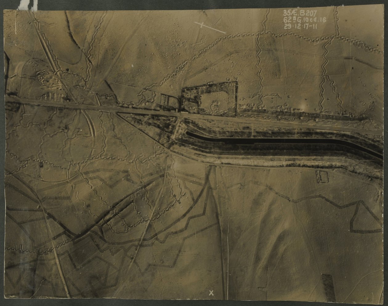 Letecký snímek se zákopy z první světové války, 1917 od English Photographer