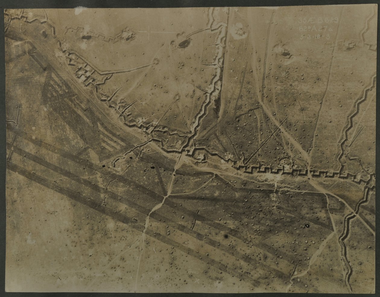 Letecká fotografie se zákopy z první světové války, 1918 od English Photographer