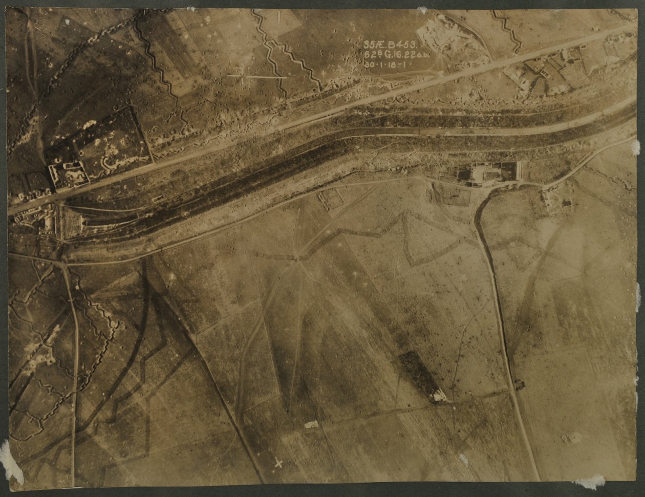 Letecká fotografie se zákopy z první světové války, 1918 od English Photographer