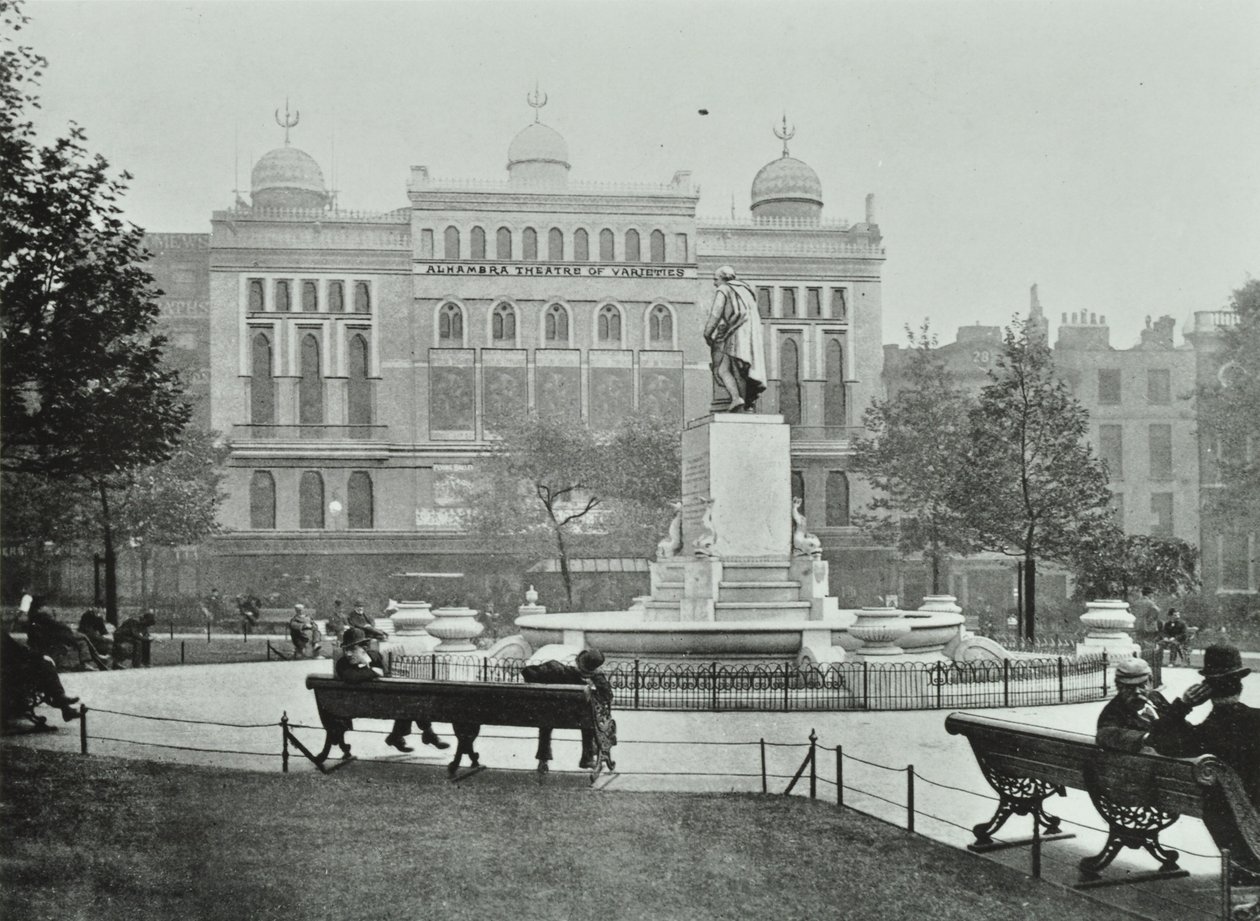 Alhambra, Leicester Square, Westminster LB: východní strana, 1895 od English Photographer