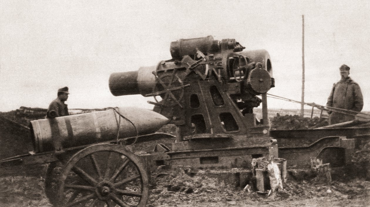 Rakouská obří obléhací houfnice a její plášť, používaný během první světové války, z The Illustrated War News, 1915 od English Photographer