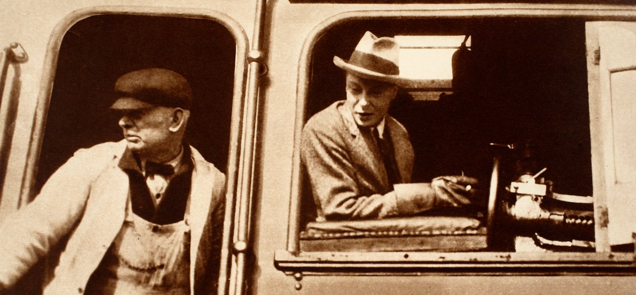 Strojvůdce předává králi Edwardu VIII. v Kanadě, 20. léta 20. století od English Photographer