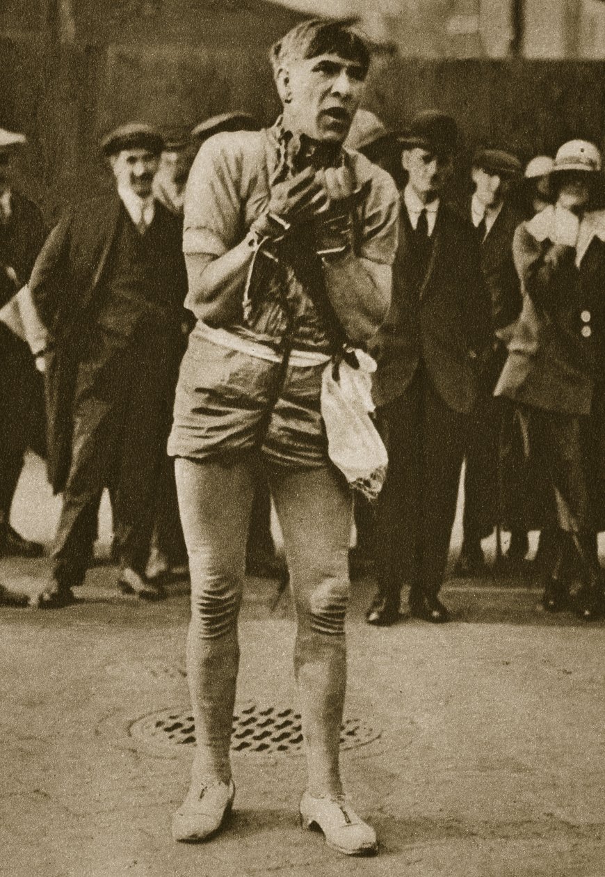 Herec převlečený za Houdiniho před divadelními dveřmi (sépiová fotografie) od English Photographer