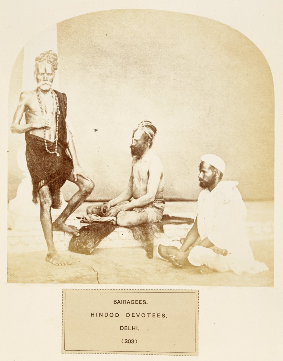 Bairagees, hinduističtí oddaní, Dillí, z The People of India, J. Forbes Watson, publikoval 1868 (tisk alba) od English Photographer