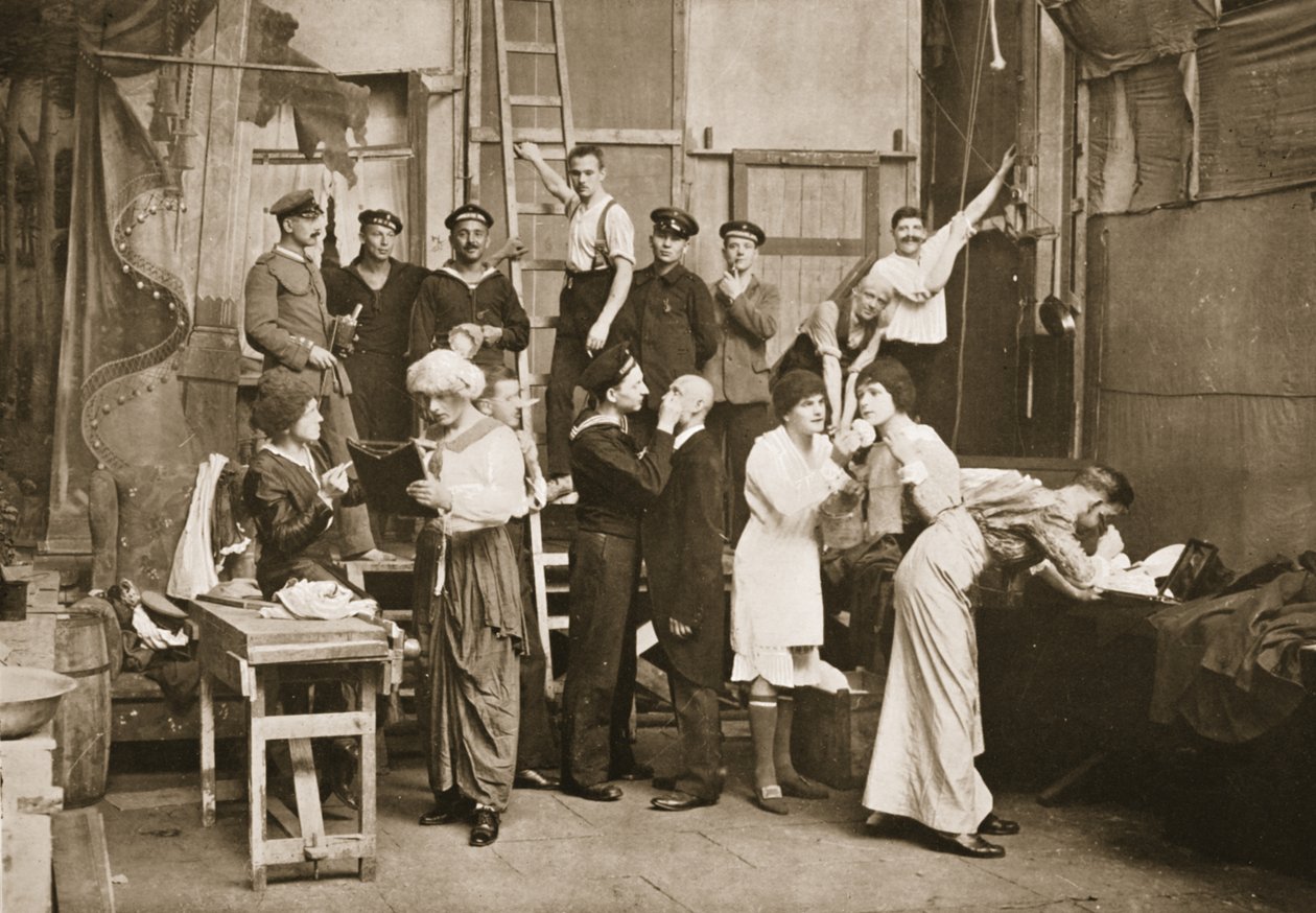 Behind the Scenes: Preparing for Amateur Theatres, Handforth, ilustrace z německých vězňů ve Velké Británii (hlubotisk) od English Photographer