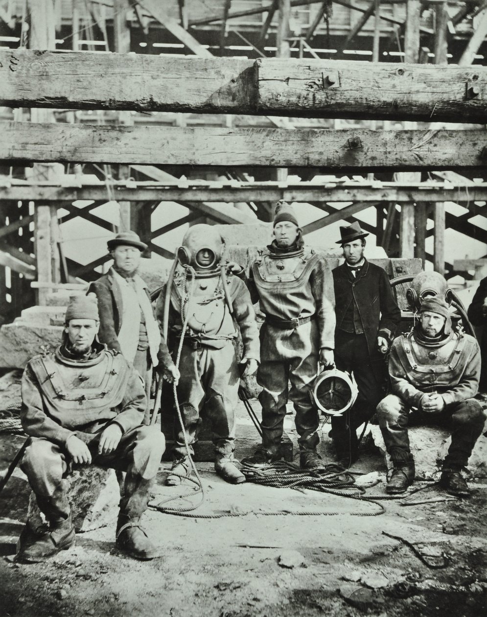Blackfriars Bridge: stavební dělníci pózují s vybavením, 1869 od English Photographer