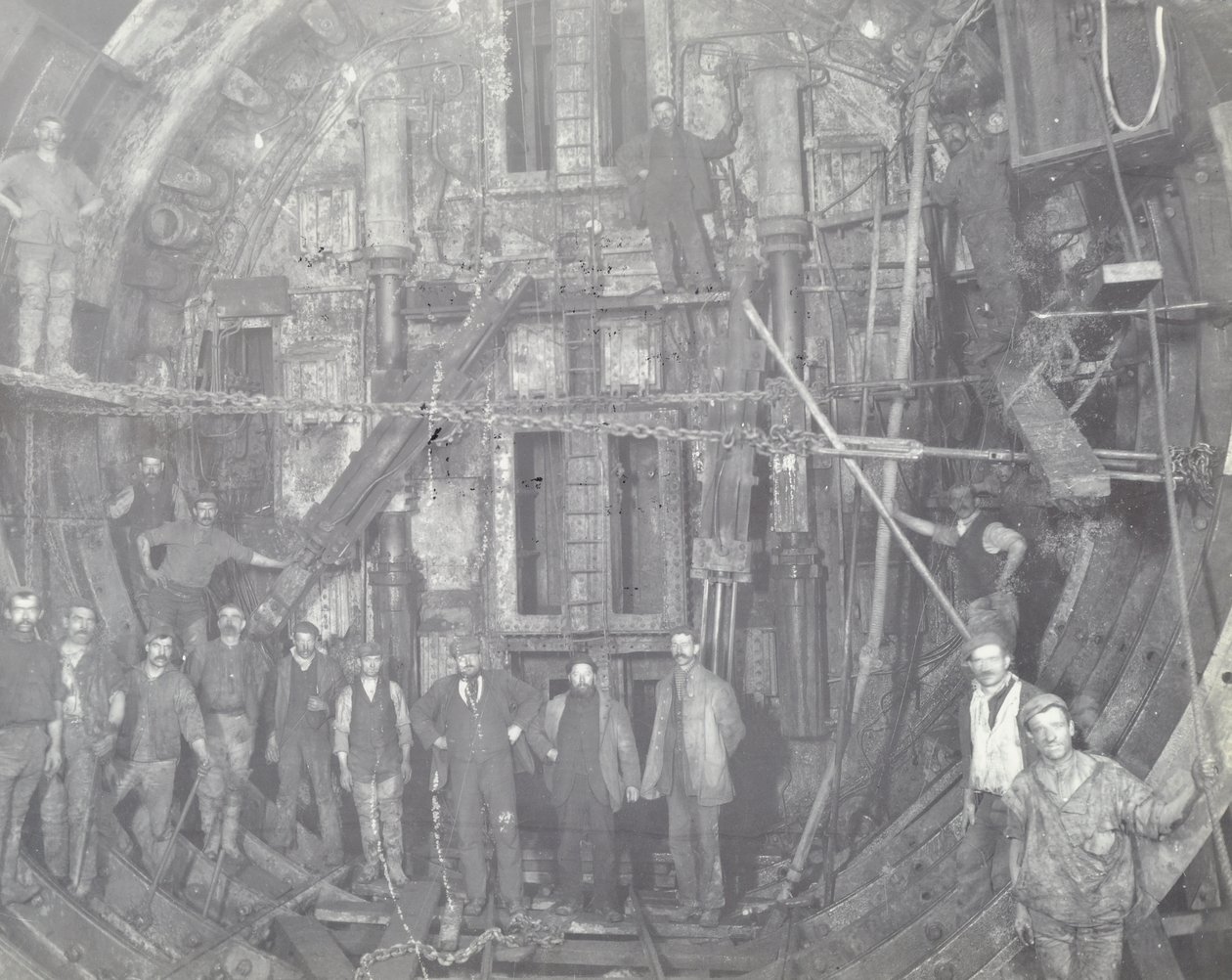 Blackwall Tunnel: skupina dělníků stojí ve vzduchové komoře, 1894 od English Photographer