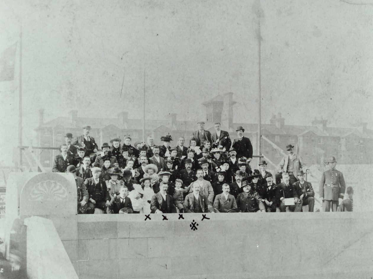 Blackwall Tunnel: dav se shromáždil na slavnostním otevření, 1897 od English Photographer