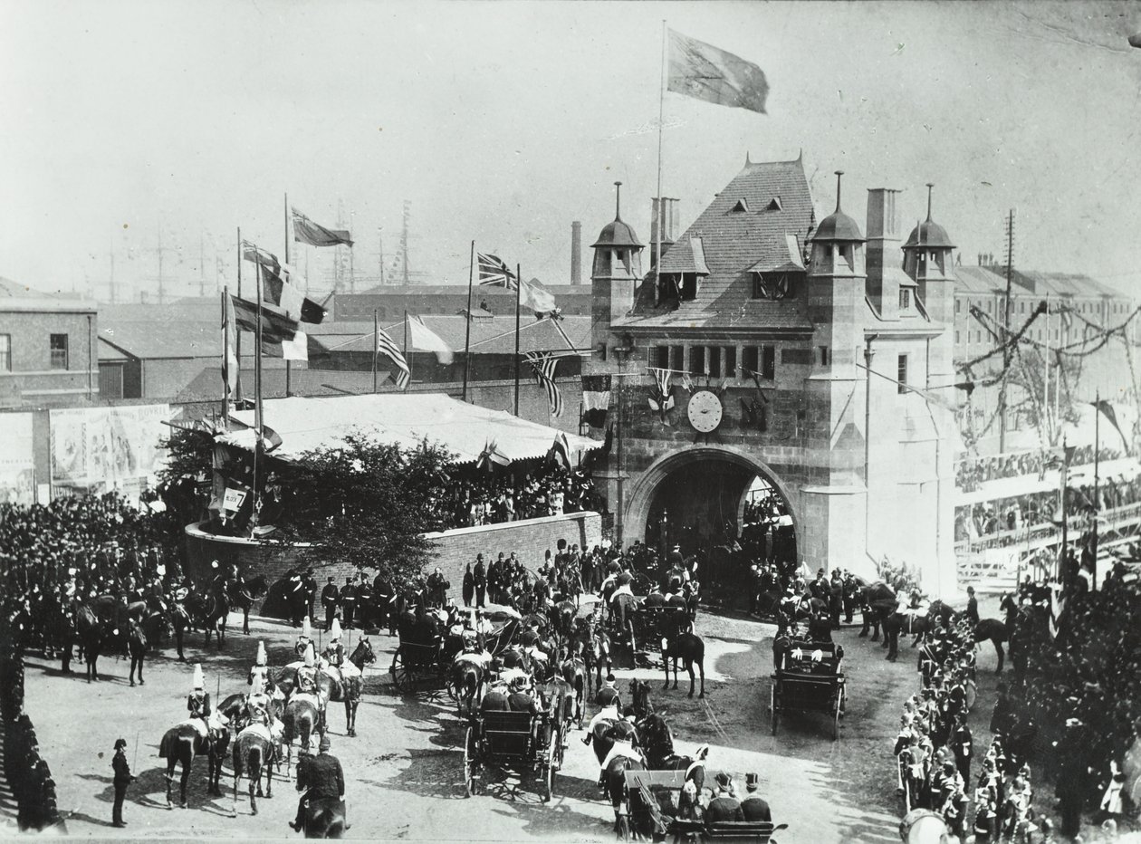 Blackwall Tunnel: koňské povozy projíždějí vstupním slavnostním otevřením tunelu, 1897 od English Photographer