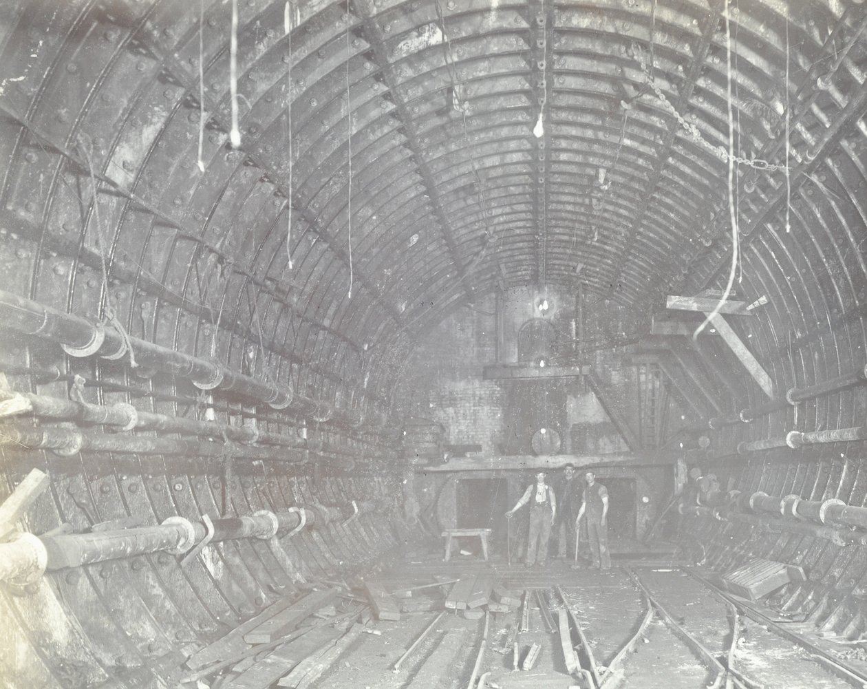 Blackwall Tunnel: dva muži stojí ve vzduchové komoře, 1894 od English Photographer