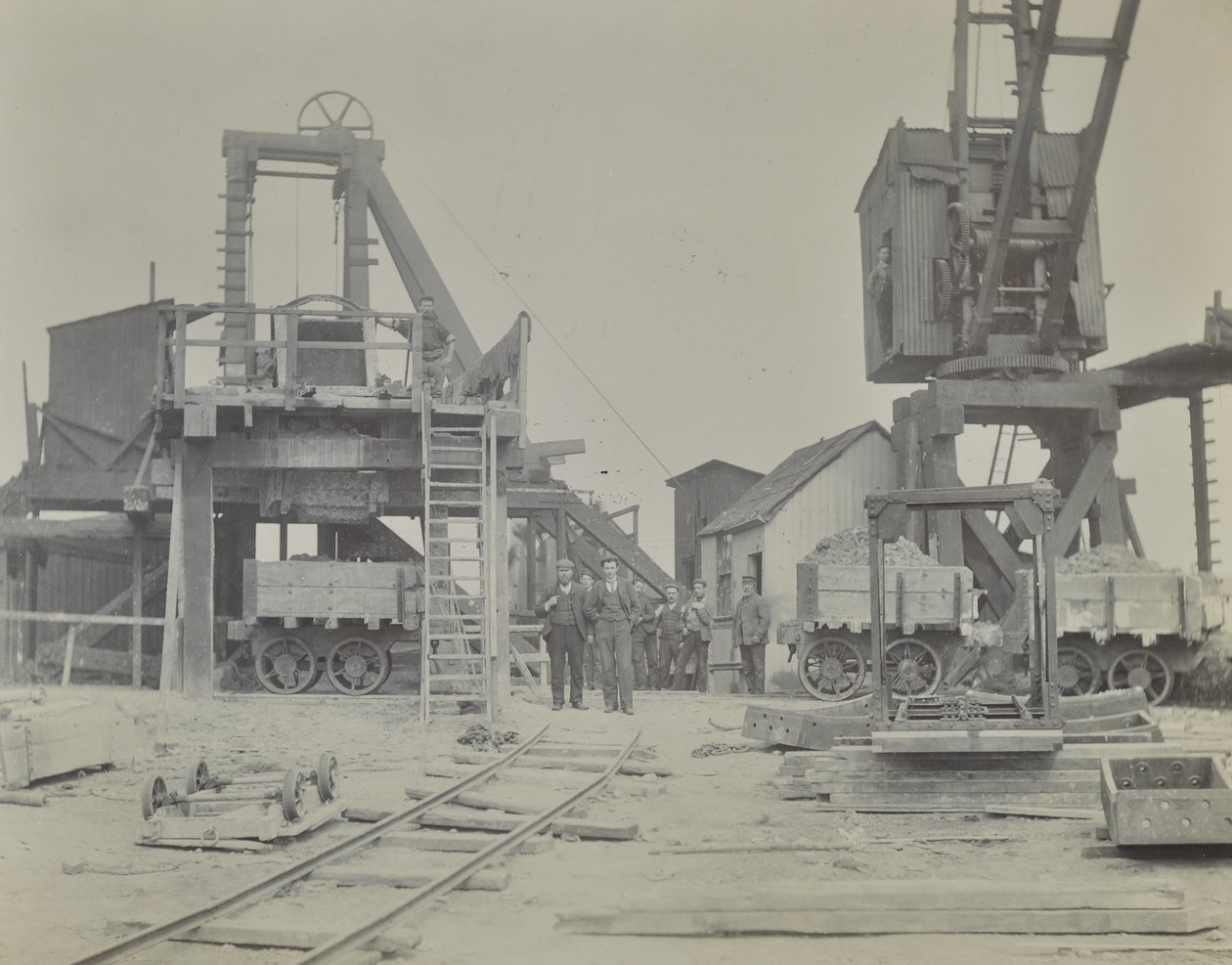Blackwall tunel: šachta a dělníci při stavbě tunelu, 1893 od English Photographer