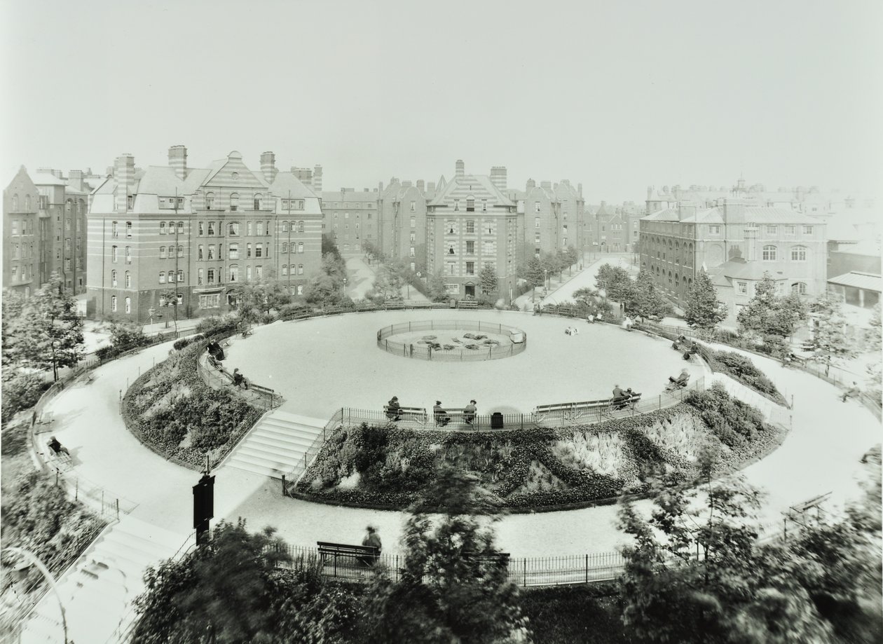 Boundary Estate: Arnold Circus, pohled na veřejné zahrady a byty, Londýn od English Photographer