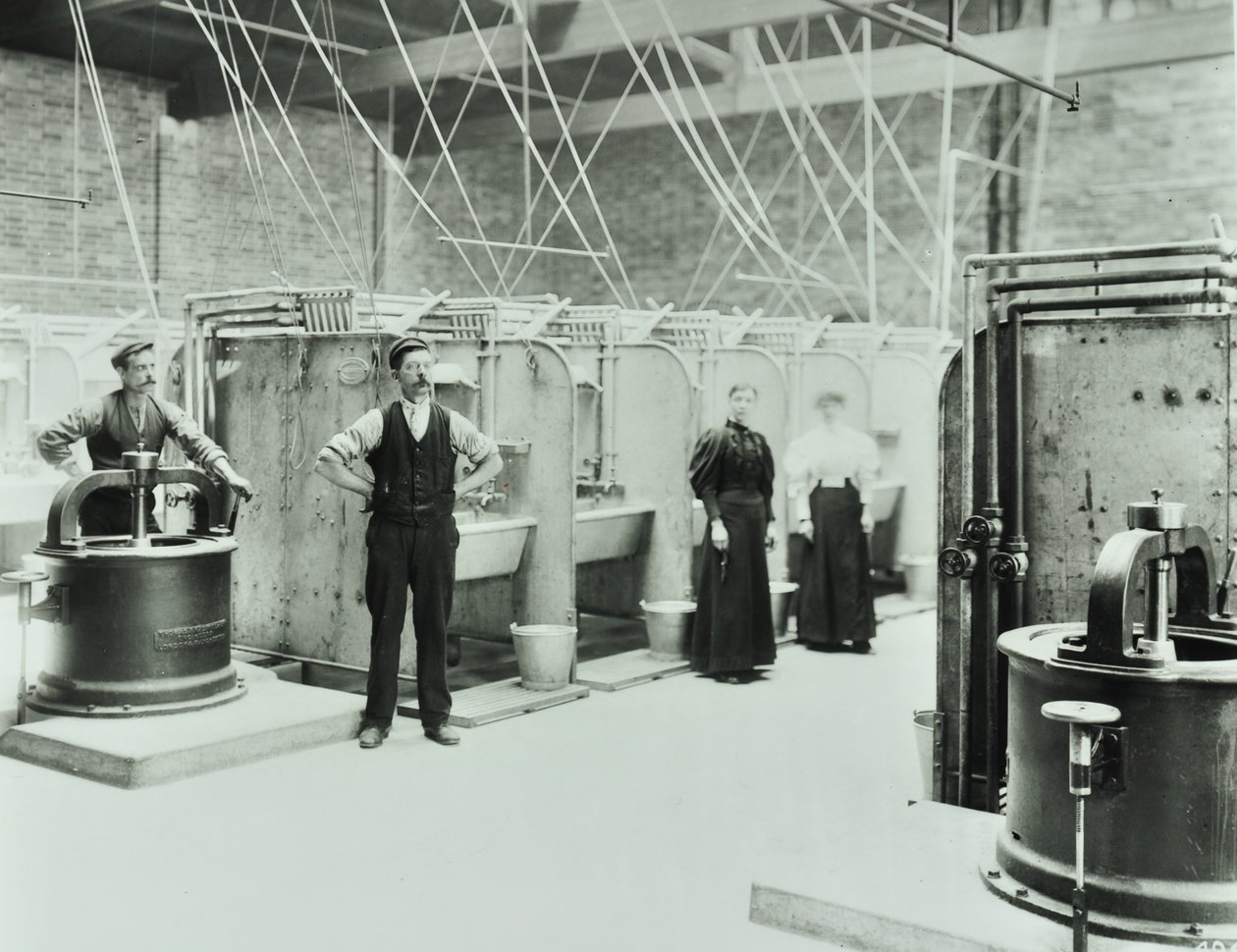 Boundary Street: interiér prádelny, lidé pracující se stroji, Londýn, 1897 od English Photographer