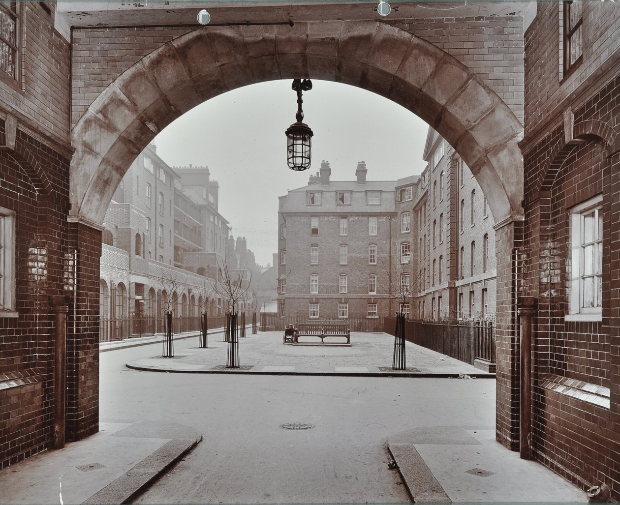 Bourne Estate: Kirkeby Buildings, Londýn od English Photographer