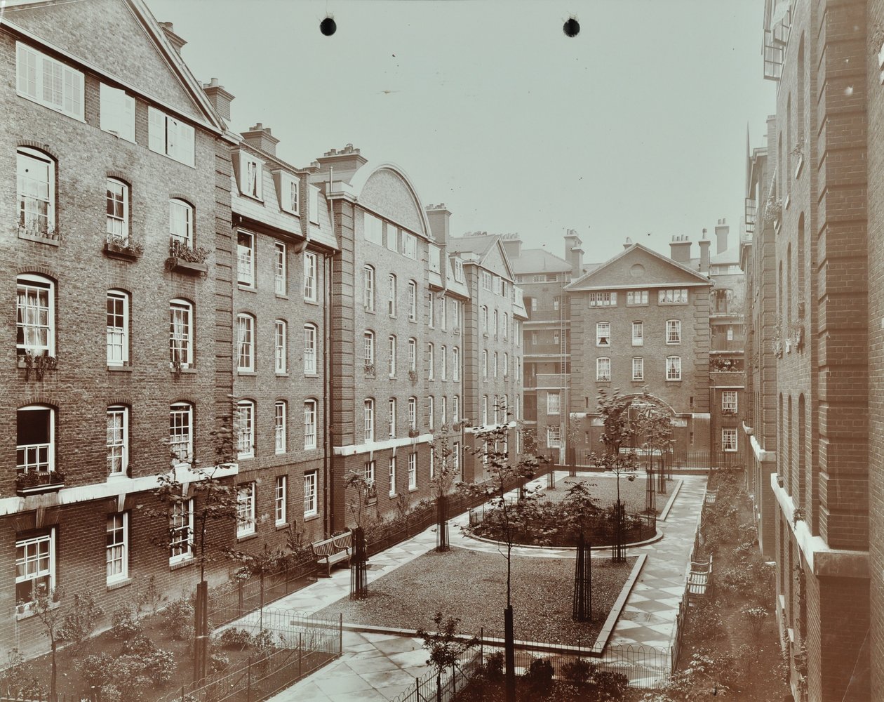 Bourne Estate: formální zahrada ve vnitrobloku, Londýn od English Photographer
