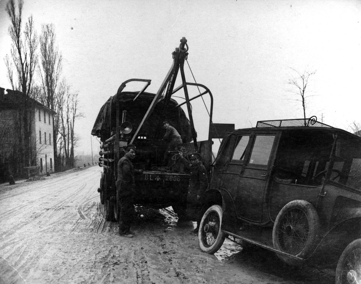 Britští vojáci táhnoucí motorové vozidlo v Itálii během první světové války (foto bw) od English Photographer