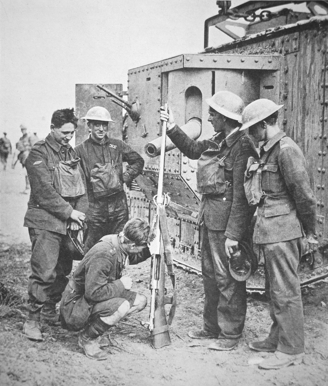 Britská posádka tanku prohlíží německou protitankovou pušku, která vystřelila náboj pět palců dlouhý (černobílá fotografie) od English Photographer