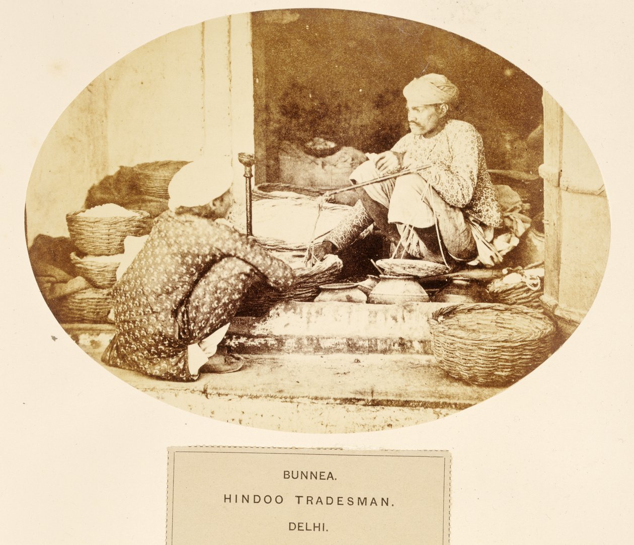 Bunnea, Hindu Tradesman, Delhi, od The People of India, od J. Forbes Watsona, publikoval 1868 (tisk alba) od English Photographer
