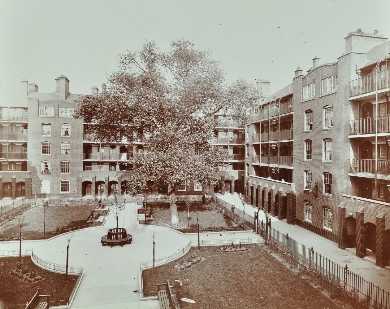 Caledonian Road Buildings: pohled na nádvoří, zahrady a byty, Londýn od English Photographer