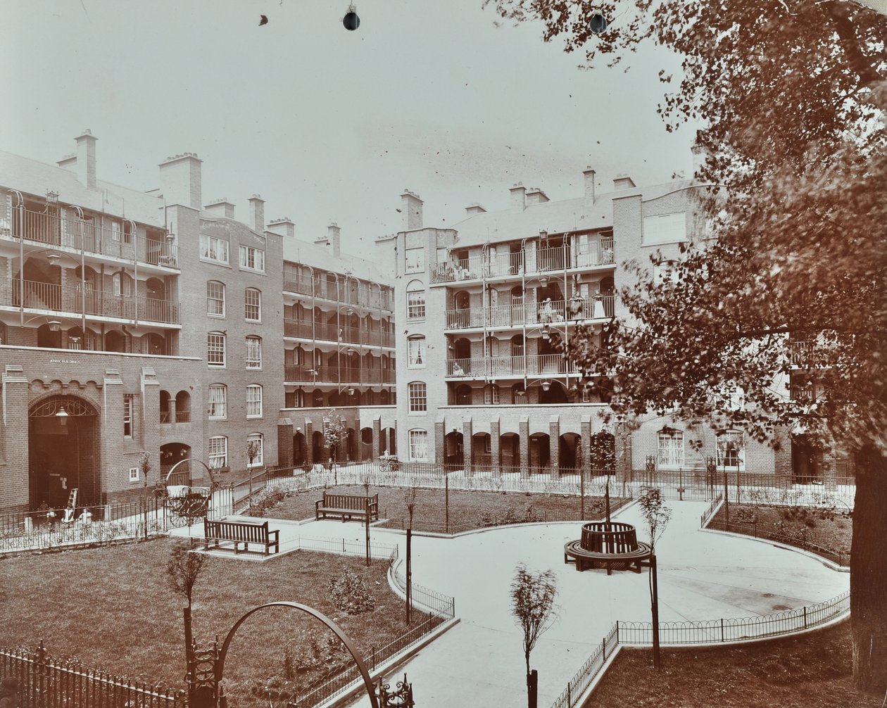 Caledonian Road Buildings: pohled na nádvoří, zahrady a byty, Londýn od English Photographer