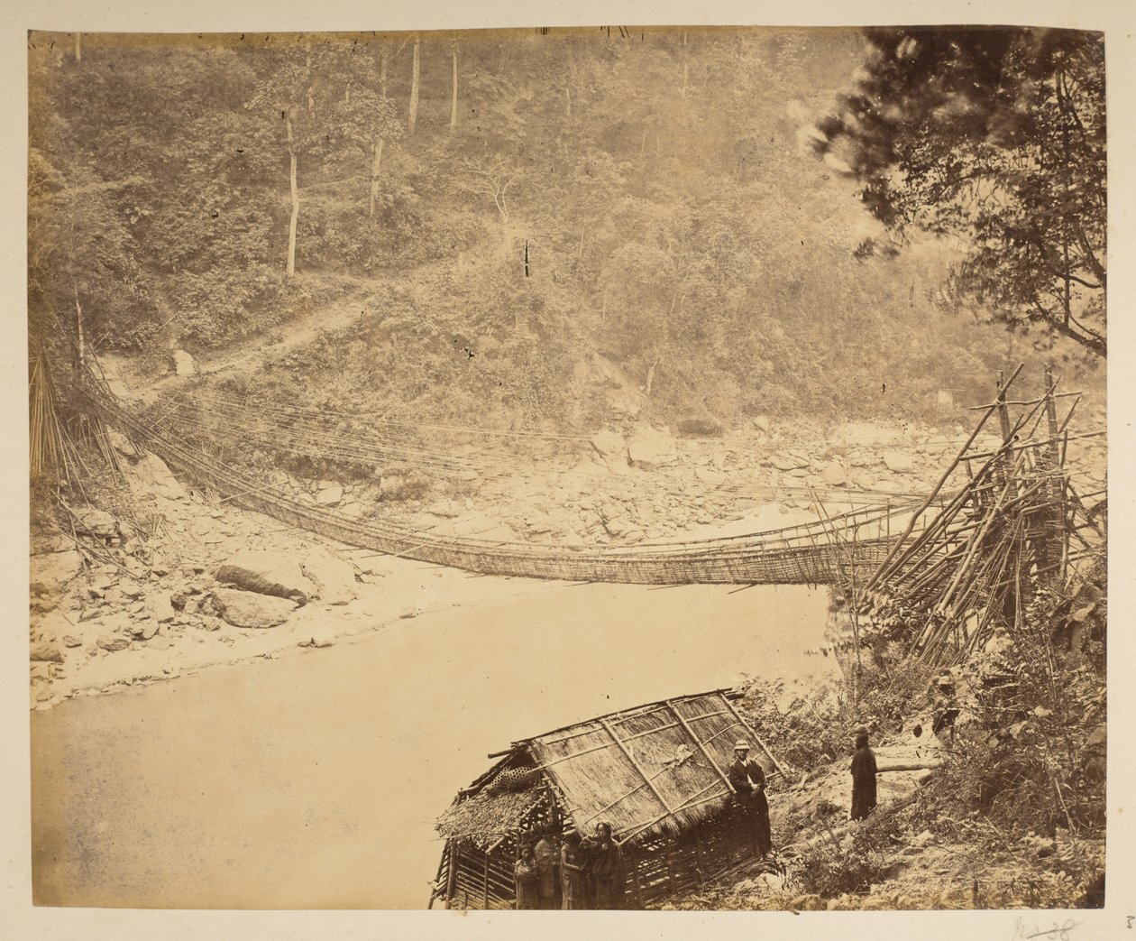 Visutý most přes řeku Teesta, mířící do Bhootanu.  Pohledy na Darjeeling. 70. léta 19. století od English Photographer