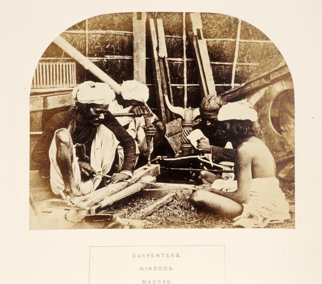 Carpenters, Hindoos, Madras, from The People of India, J. Forbes Watson, publikoval 1868 (tisk alba) od English Photographer