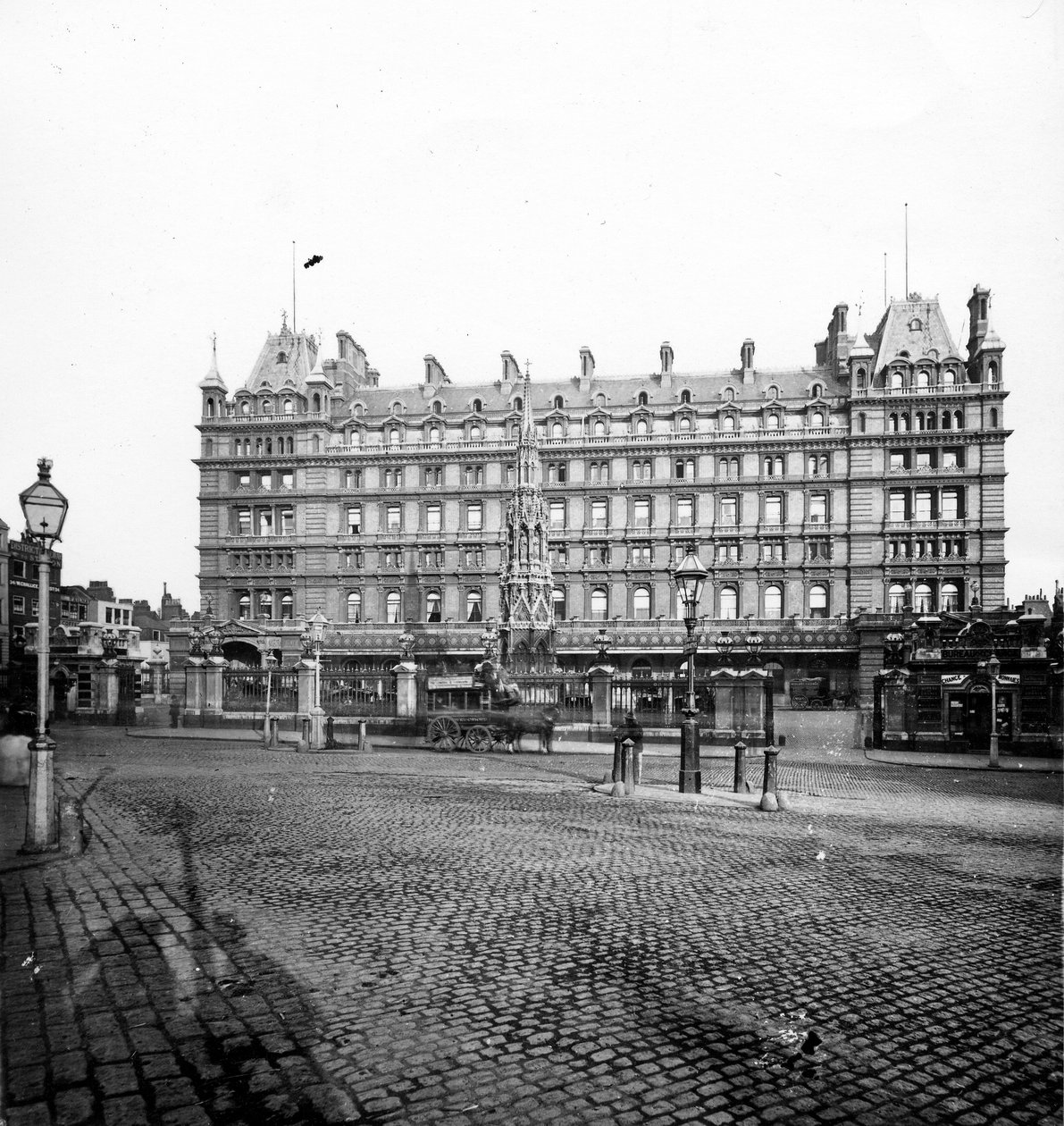 Charing Cross Station Hotel, cca 1890 (fotografie) od English Photographer